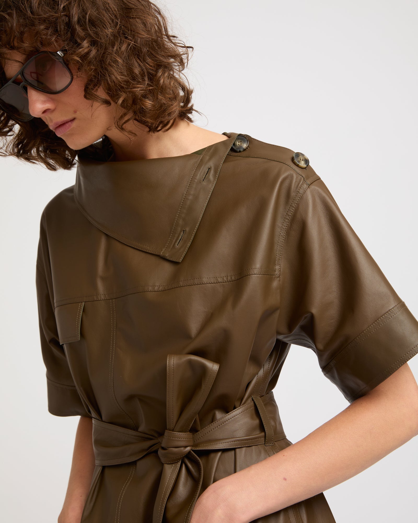 Robe ceinturée à col asymétrique en cuir -Yves salomon - Nouvelle collection Printemps Été