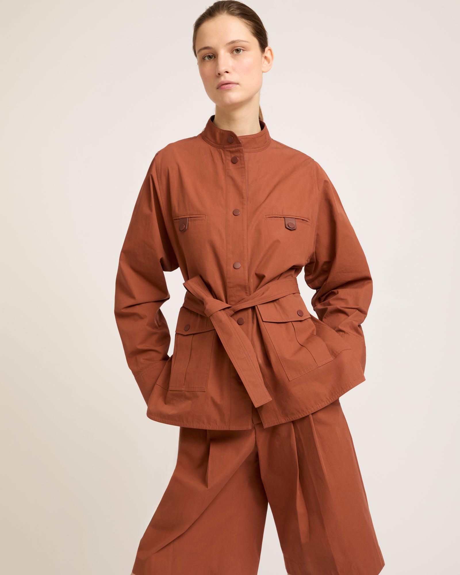 Veste saharienne ceinturée en tissu coton -Yves salomon - Nouvelle collection Printemps Été