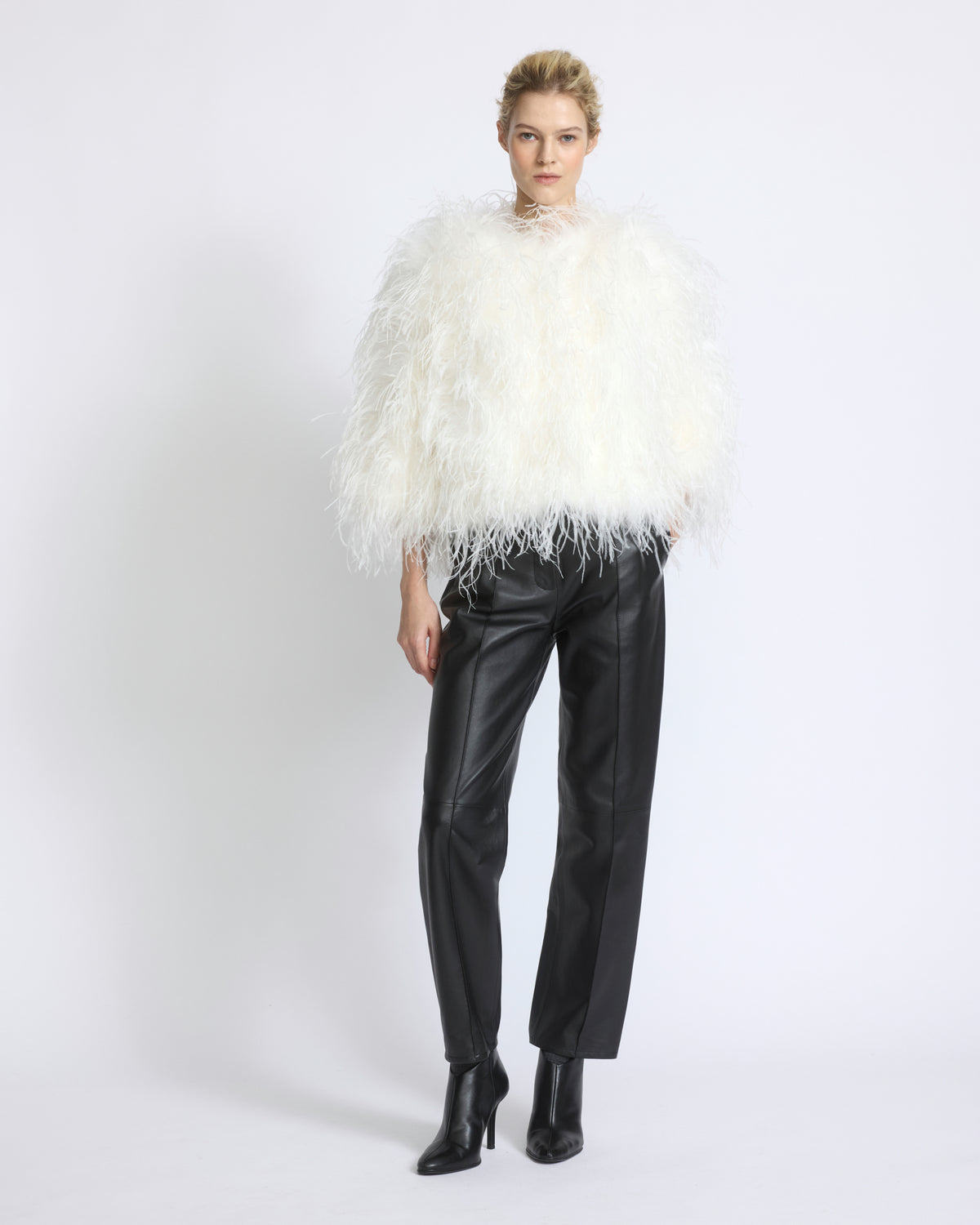 Veste courte en plumes d'autruche - Yves Salomon - Nouvelle collection Automne Hiver