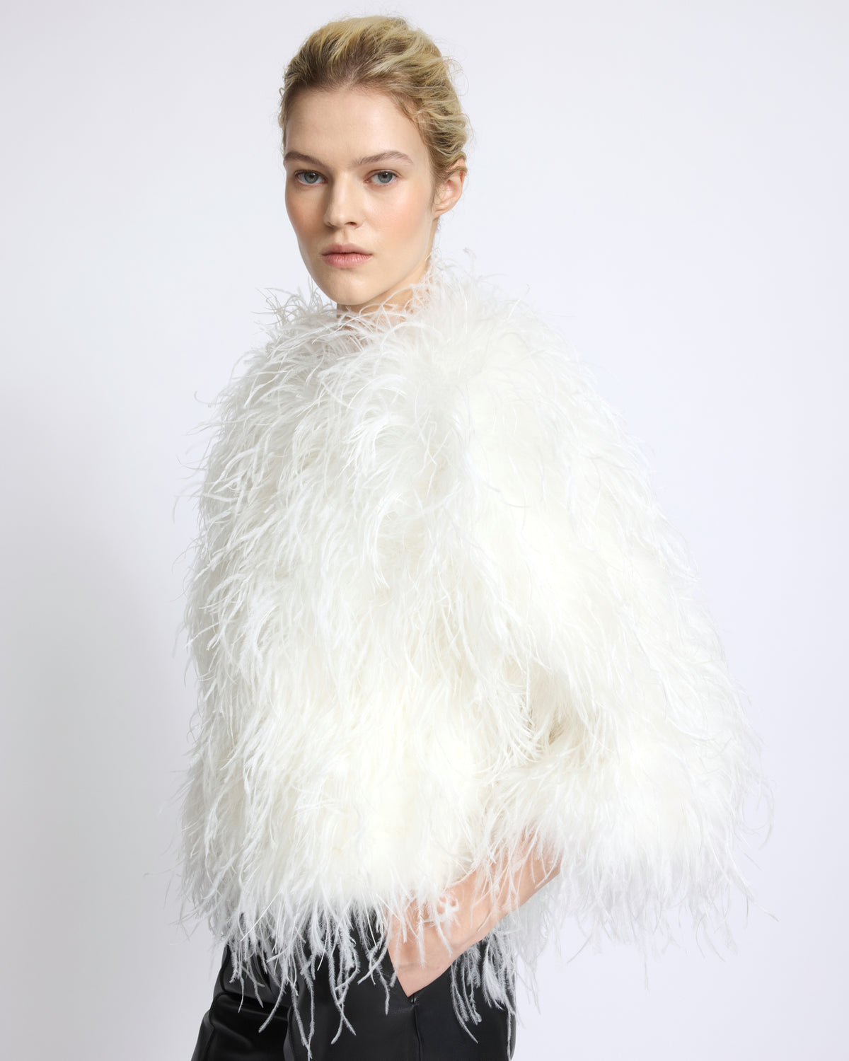 Veste courte en plumes d'autruche - Yves Salomon - Nouvelle collection Automne Hiver