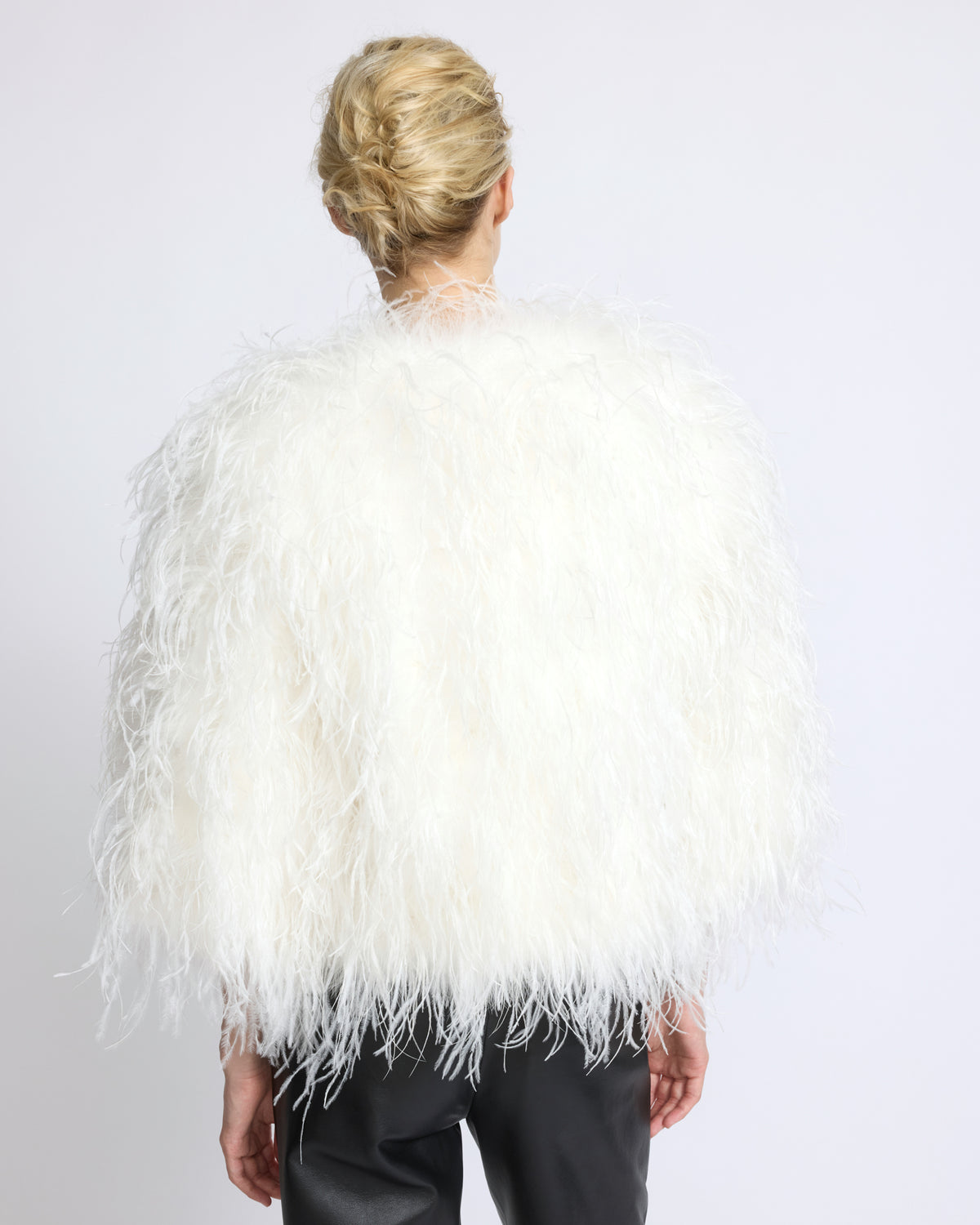 Veste courte en plumes d'autruche - Yves Salomon - Nouvelle collection Automne Hiver