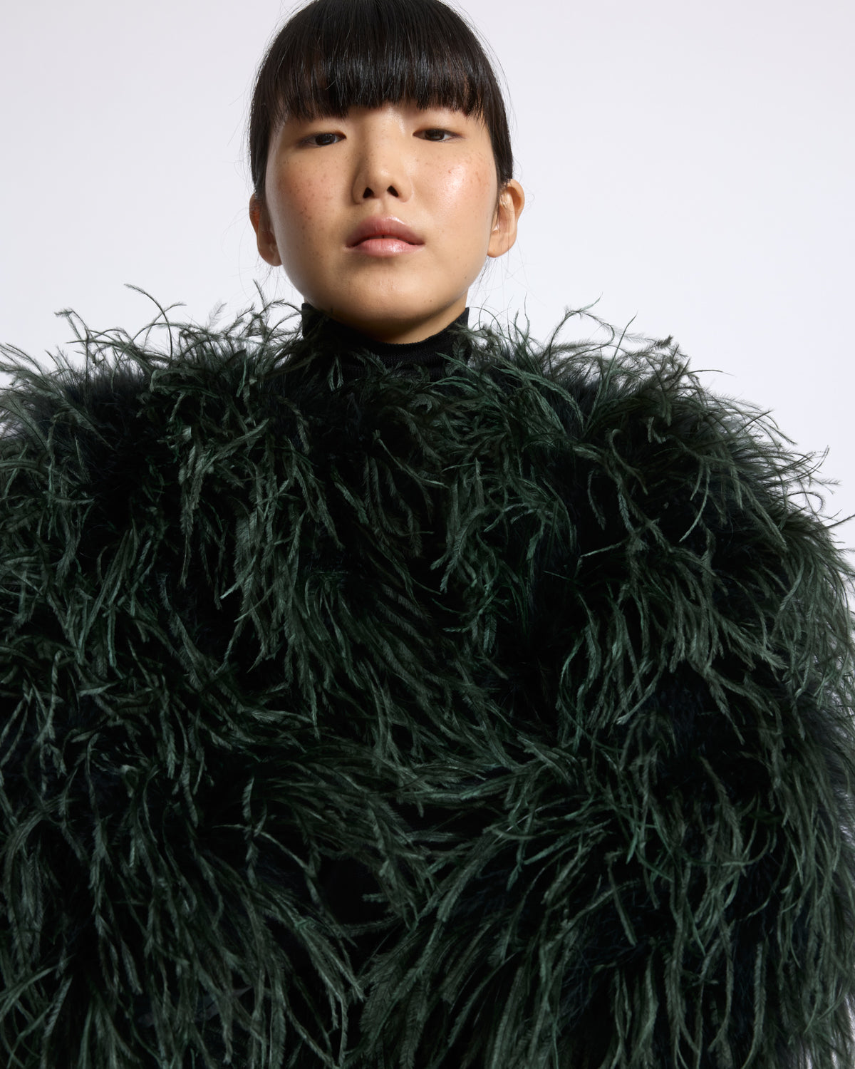Veste courte en plumes d'autruche - Yves Salomon - Nouvelle collection Automne Hiver