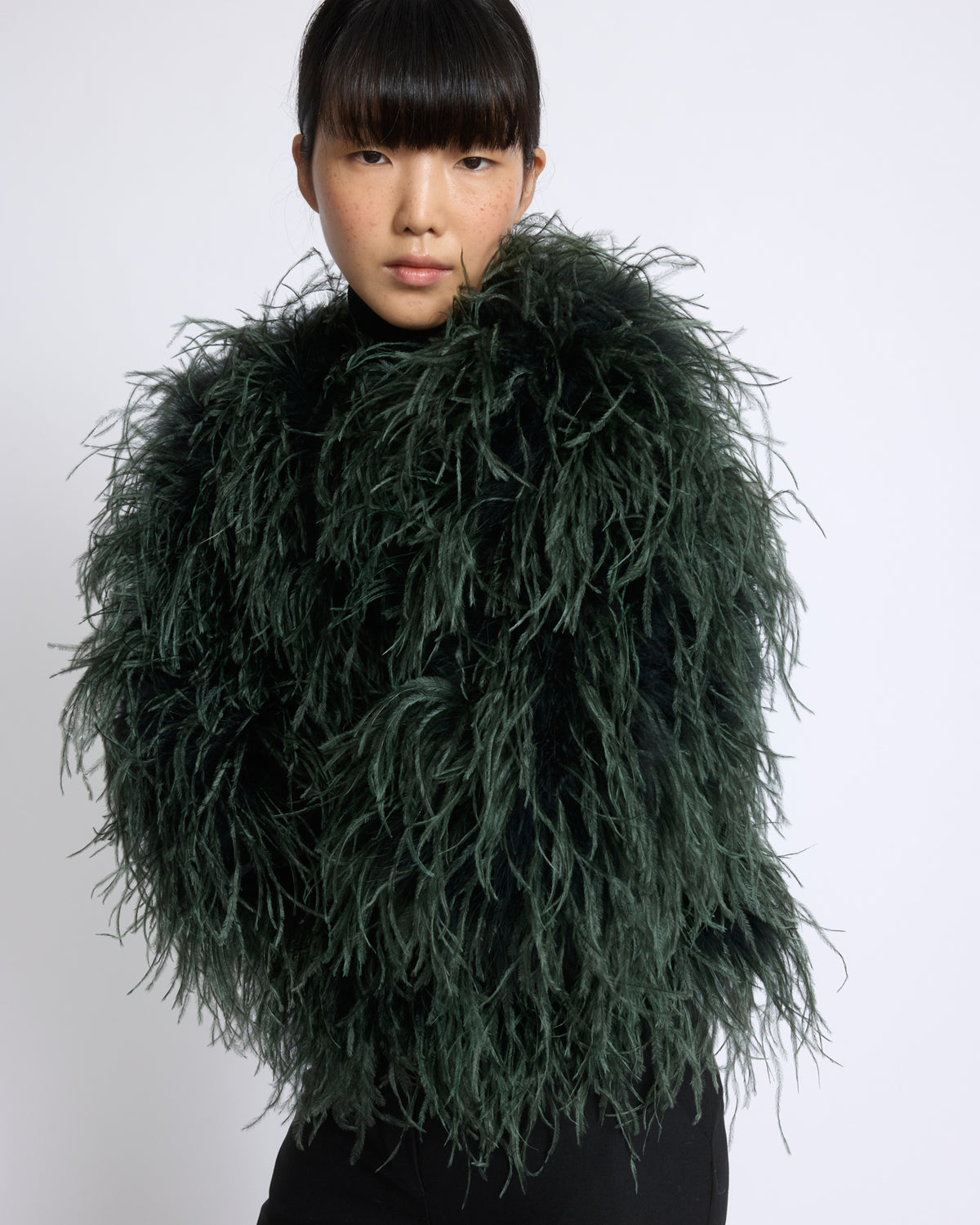 Veste courte en plumes d'autruche - Yves Salomon - Nouvelle collection Automne Hiver