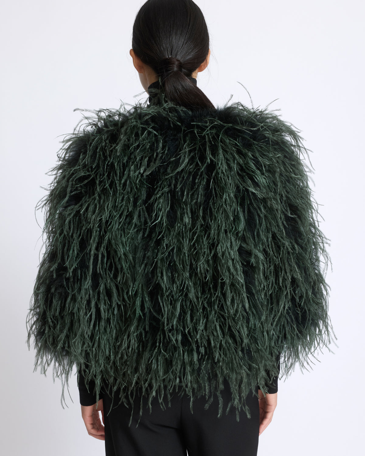 Veste courte en plumes d'autruche - Yves Salomon - Nouvelle collection Automne Hiver