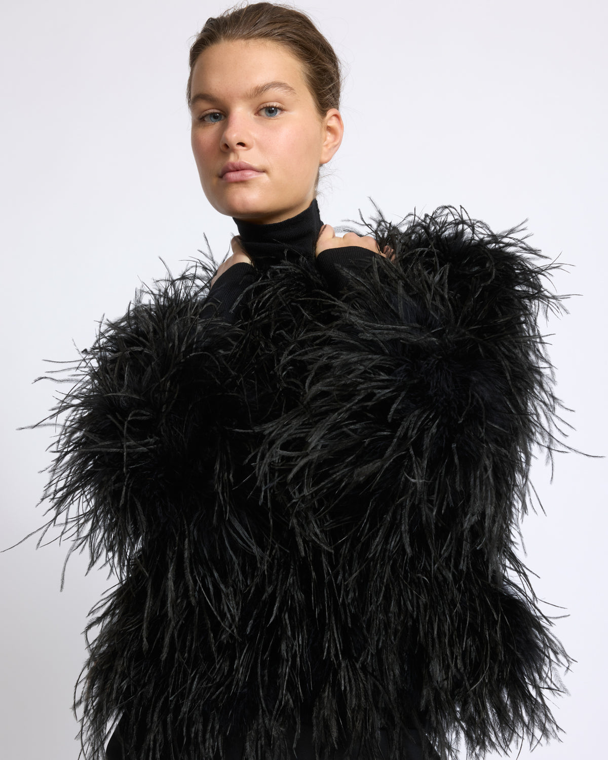 Veste courte en plumes d'autruche - Yves Salomon - Nouvelle collection Automne Hiver