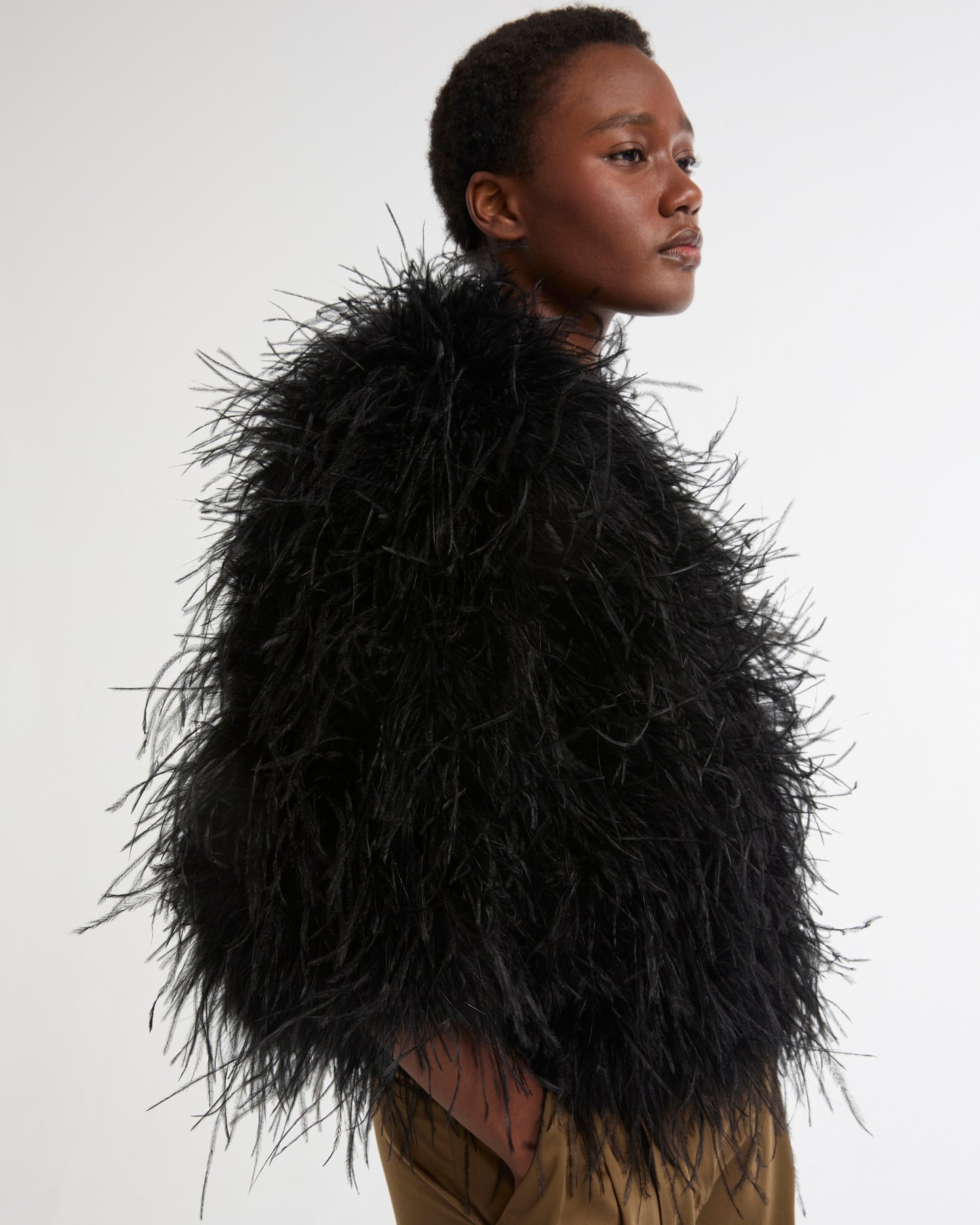 Veste courte en plumes d'autruche -Yves salomon - Nouvelle collection Printemps Été