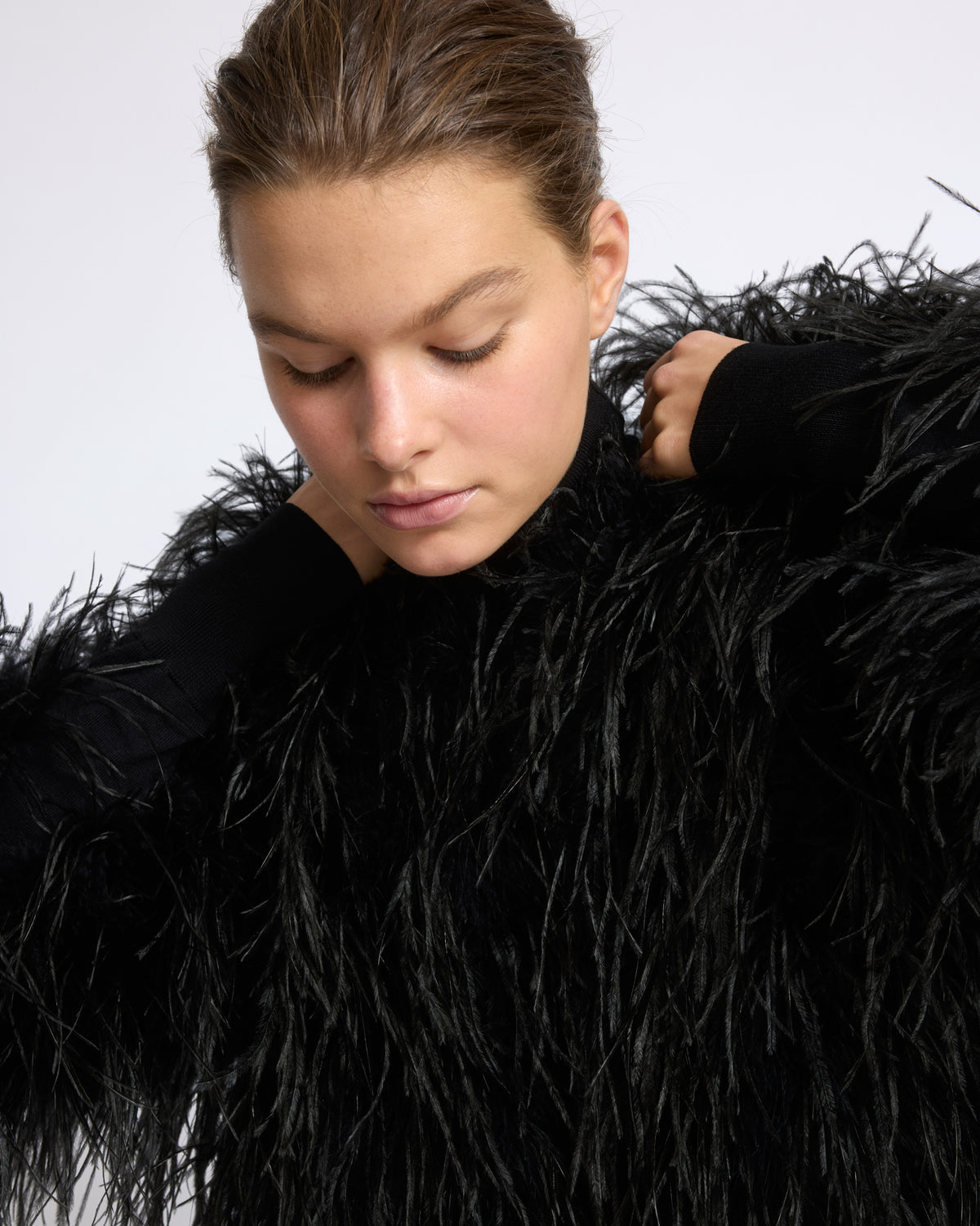 Veste courte en plumes d'autruche - Yves Salomon - Nouvelle collection Automne Hiver