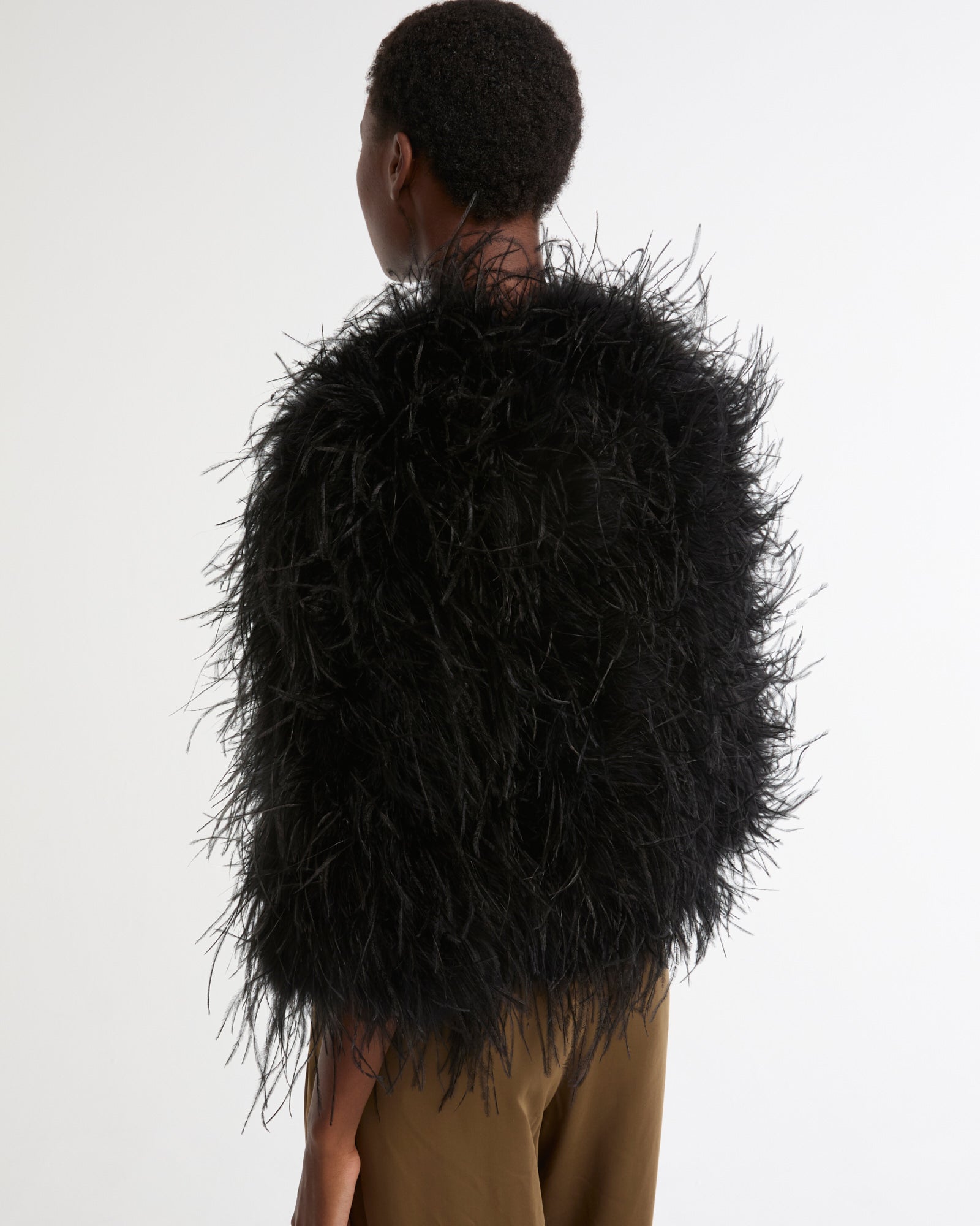 Veste courte en plumes d'autruche -Yves salomon - Nouvelle collection Printemps Été