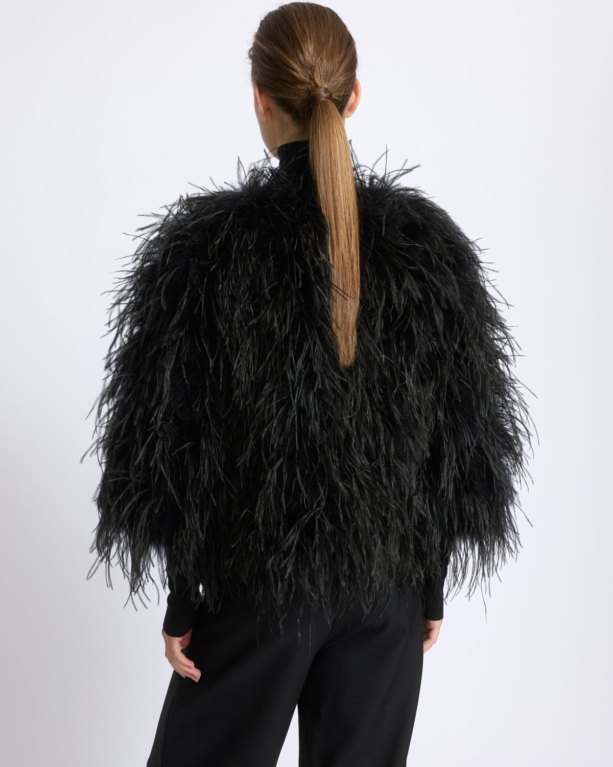 Veste courte en plumes d'autruche - Yves Salomon - Nouvelle collection Automne Hiver