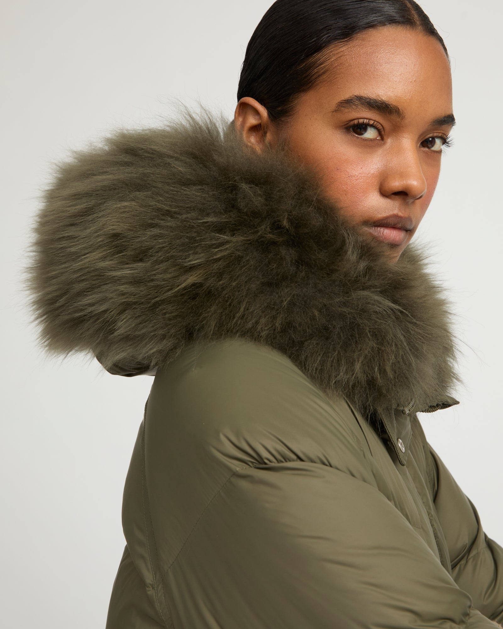 ふわふわしたラムズウールトリムを備えたダウンジャケット-Khaki Yves