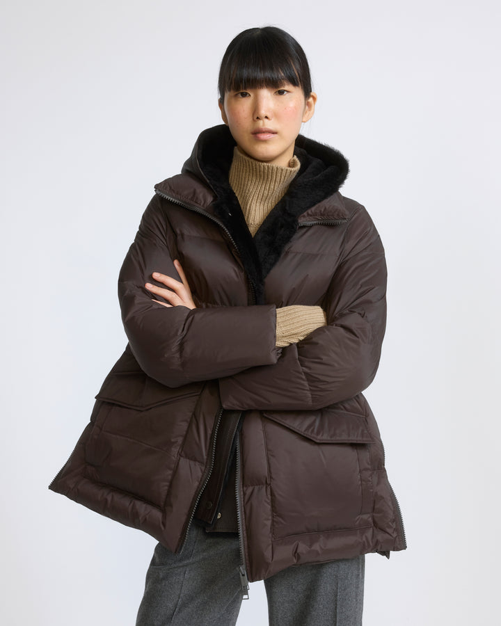 Doudoune "A" line en tissu technique imperméable avec plastron en peau lainée d'agneau