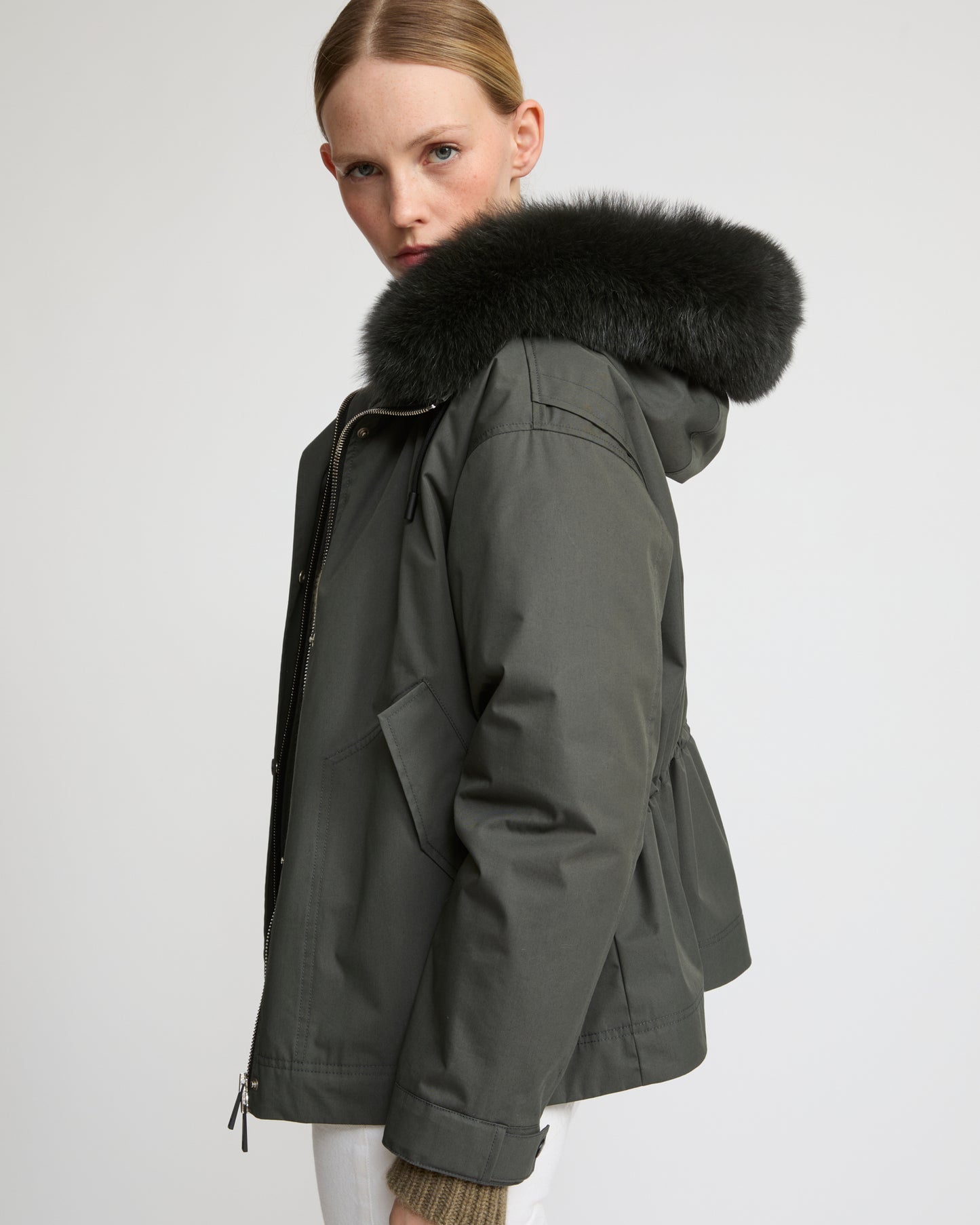 Parka courte en coton imperméable avec fourrure de renard et lapin