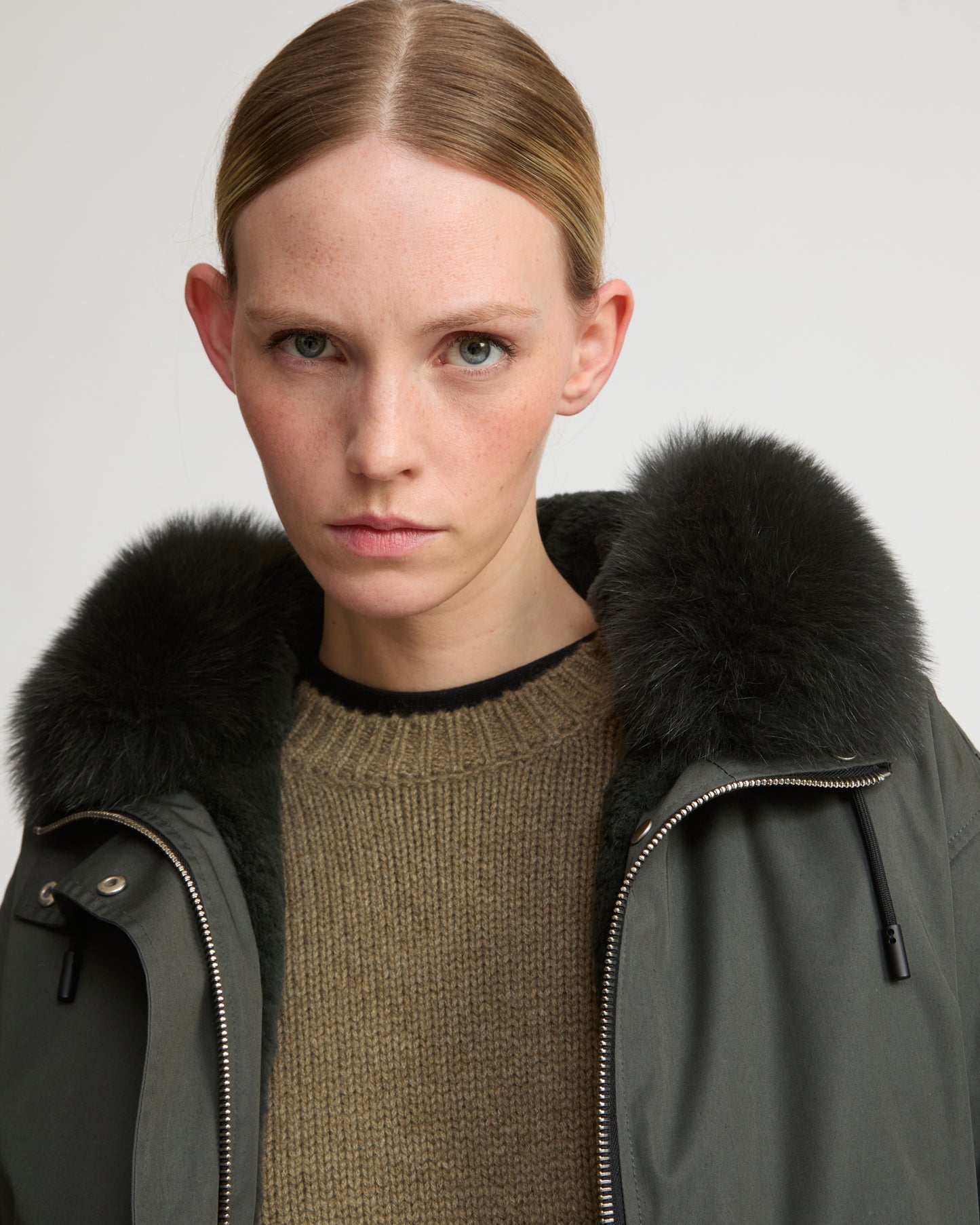 Parka courte en coton imperméable avec fourrure de renard et lapin