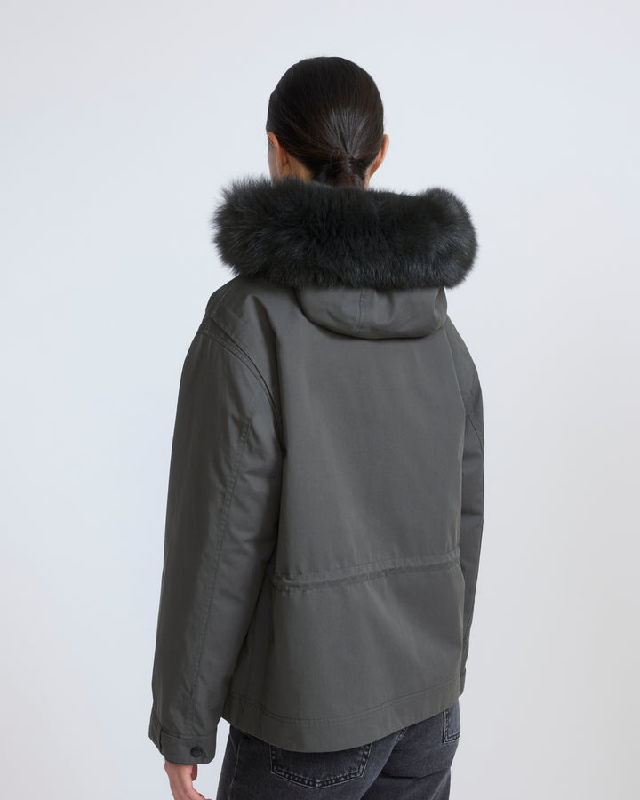 Parka courte en coton imperméable avec fourrure de renard et lapin