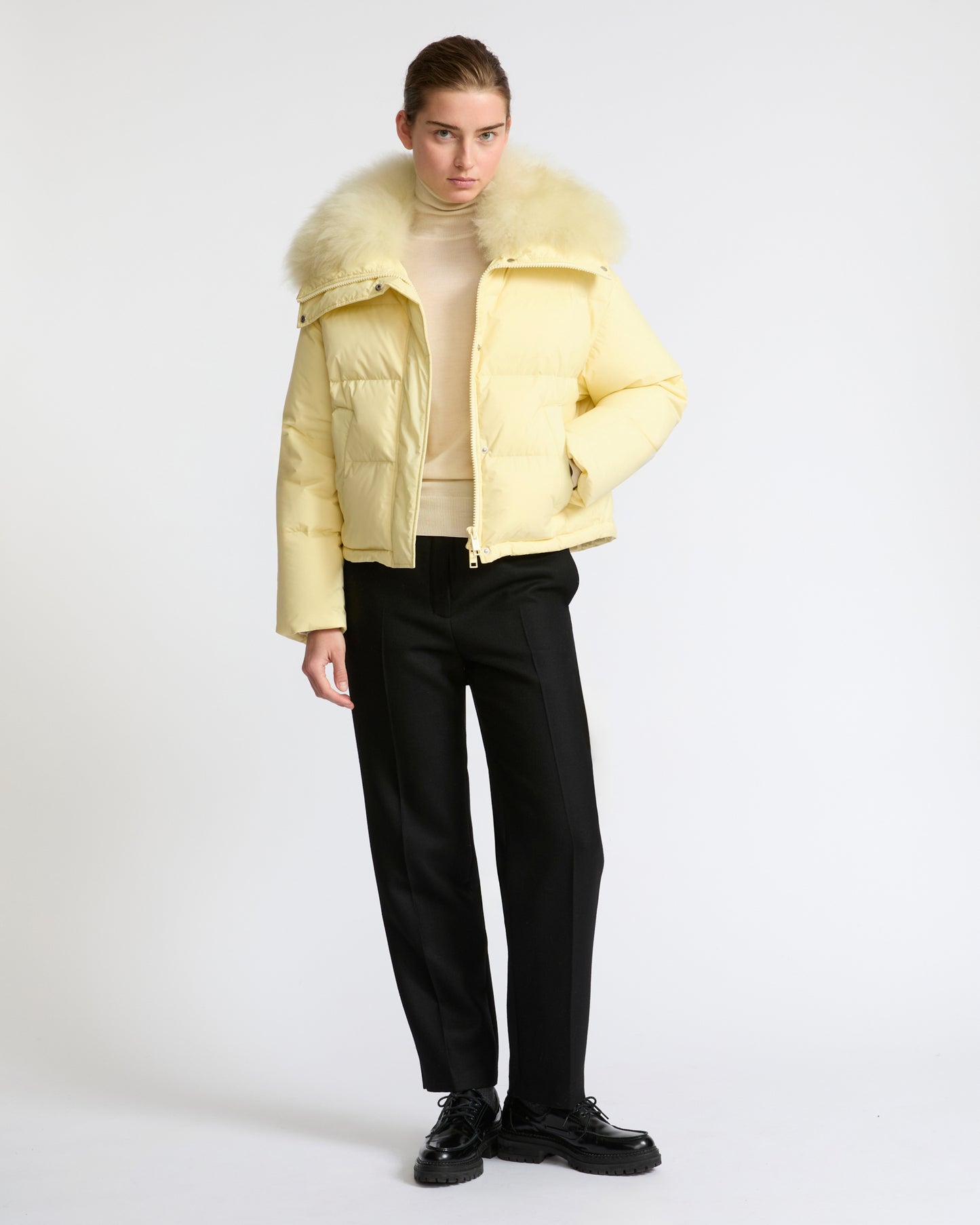 Doudoune courte en tissu technique imperméable avec col en agneau laine vaporeuse- Yves Salomon - Nouvelle collection Automne Hiver