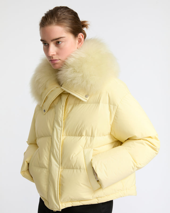 Doudoune courte en tissu technique imperméable avec col en agneau laine vaporeuse- Yves Salomon - Nouvelle collection Automne Hiver