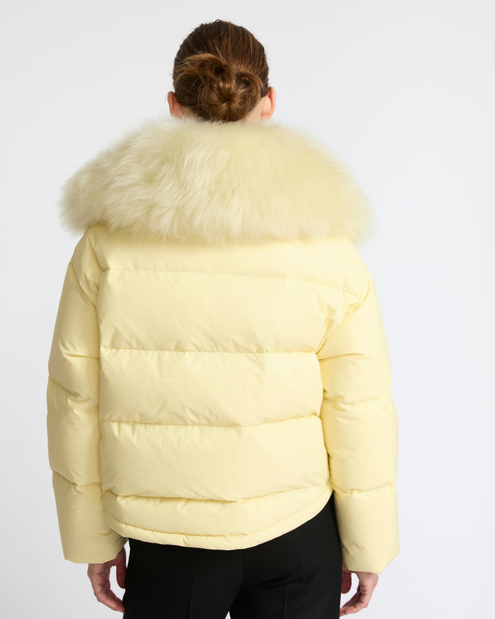 Doudoune courte en tissu technique imperméable avec col en agneau laine vaporeuse- Yves Salomon - Nouvelle collection Automne Hiver