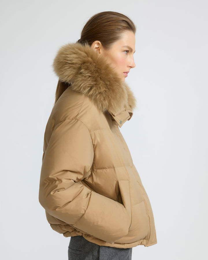 Doudoune courte en tissu technique imperméable avec col en agneau laine vaporeuse