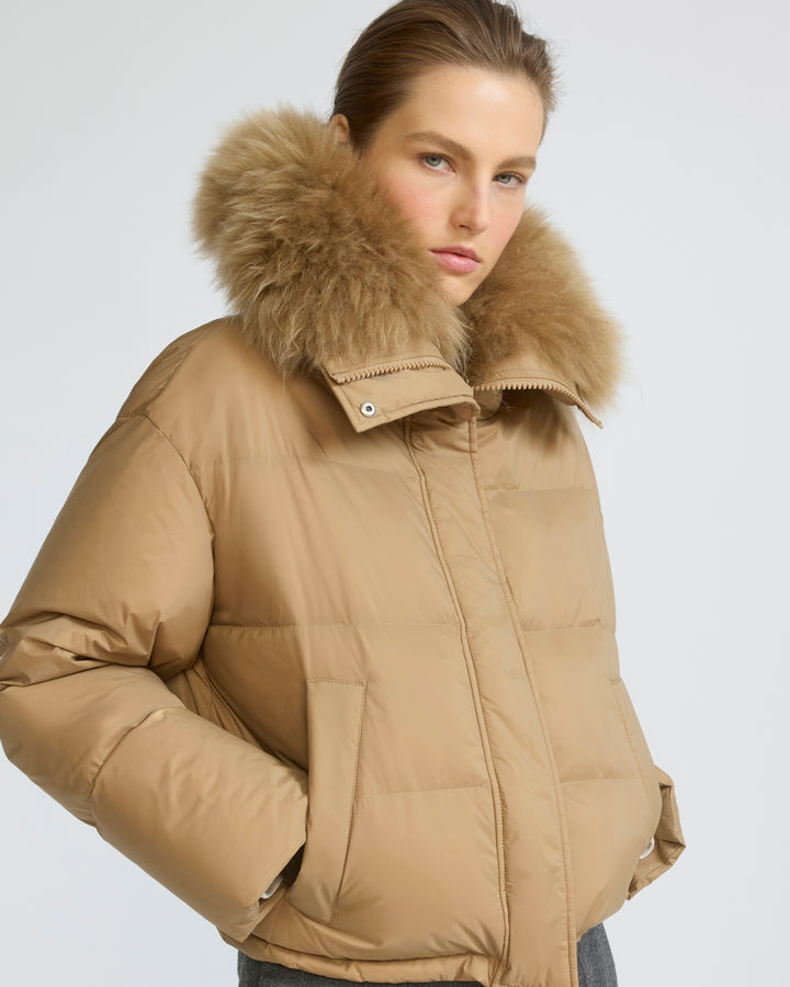 Doudoune courte en tissu technique imperméable avec col en agneau laine vaporeuse
