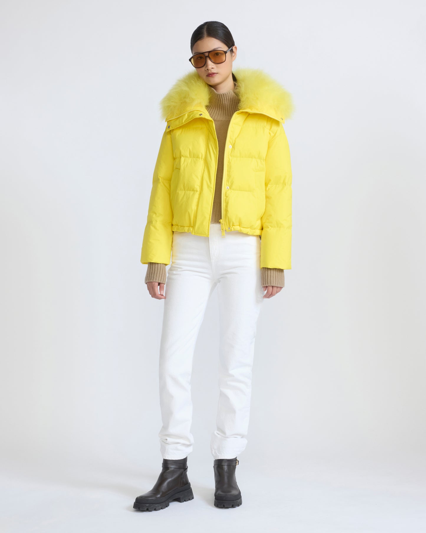 Doudoune courte en tissu technique imperméable avec col en agneau laine vaporeuse