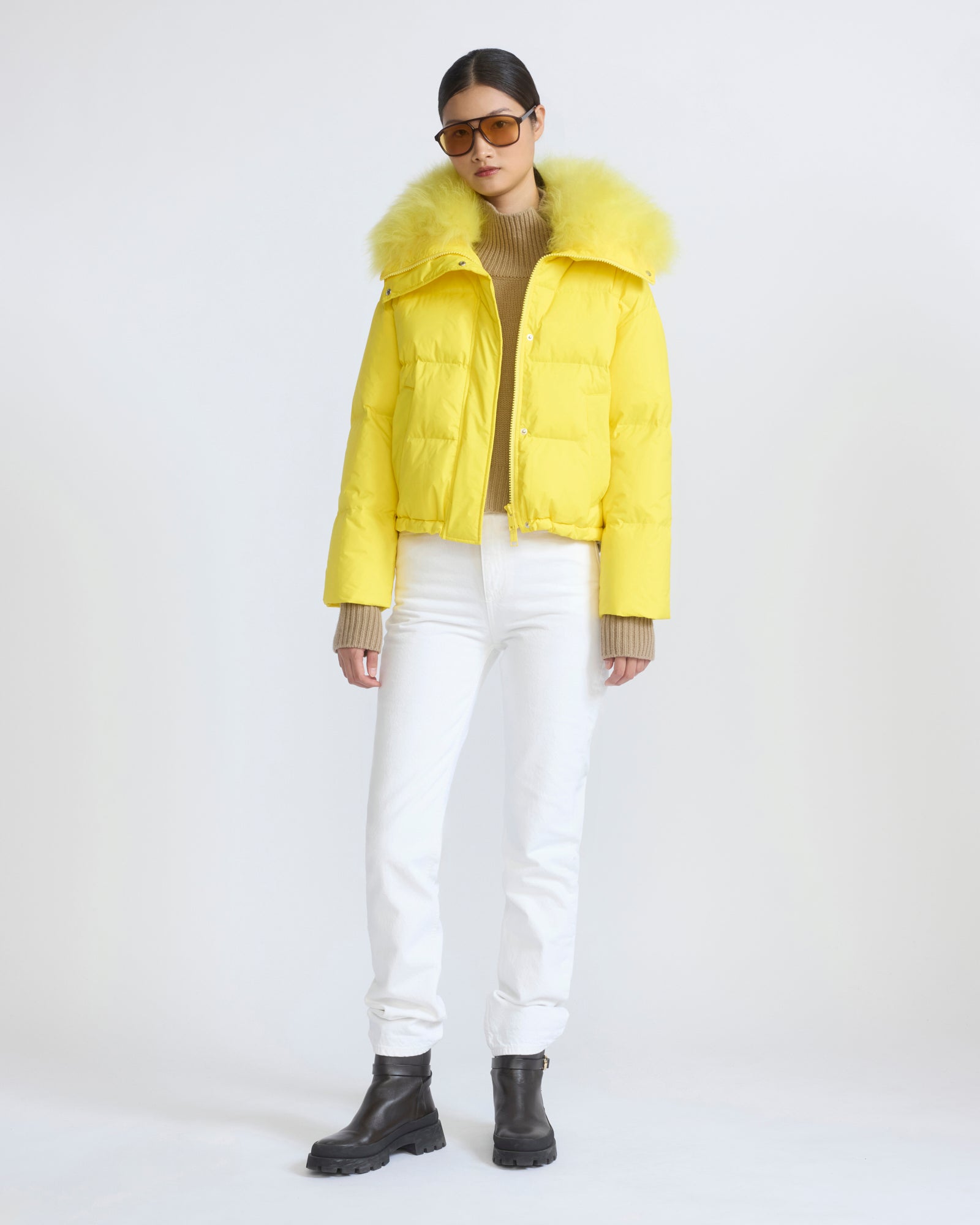 Doudoune courte en tissu technique imperméable avec col en agneau laine vaporeuse