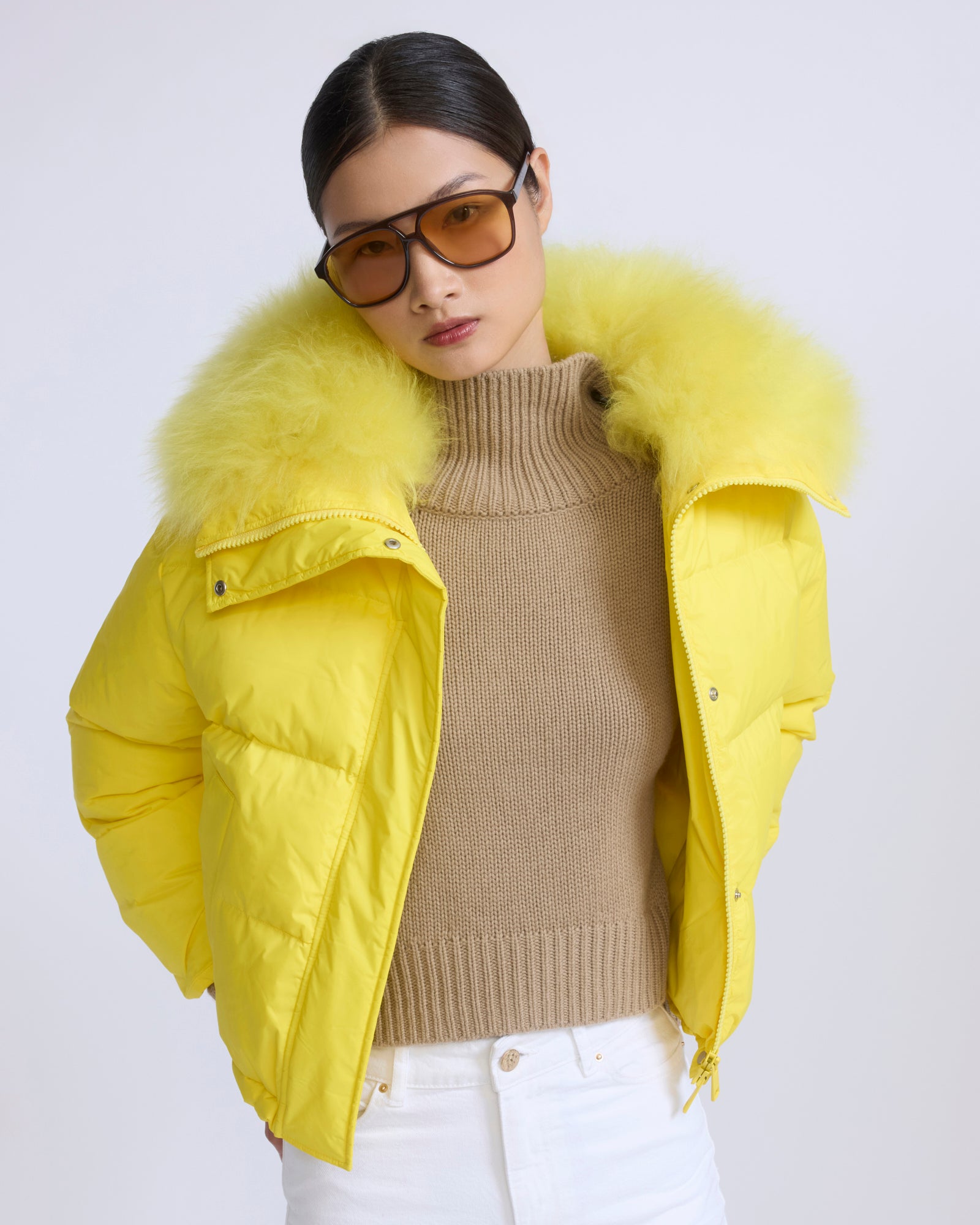 Doudoune courte en tissu technique imperméable avec col en agneau laine vaporeuse