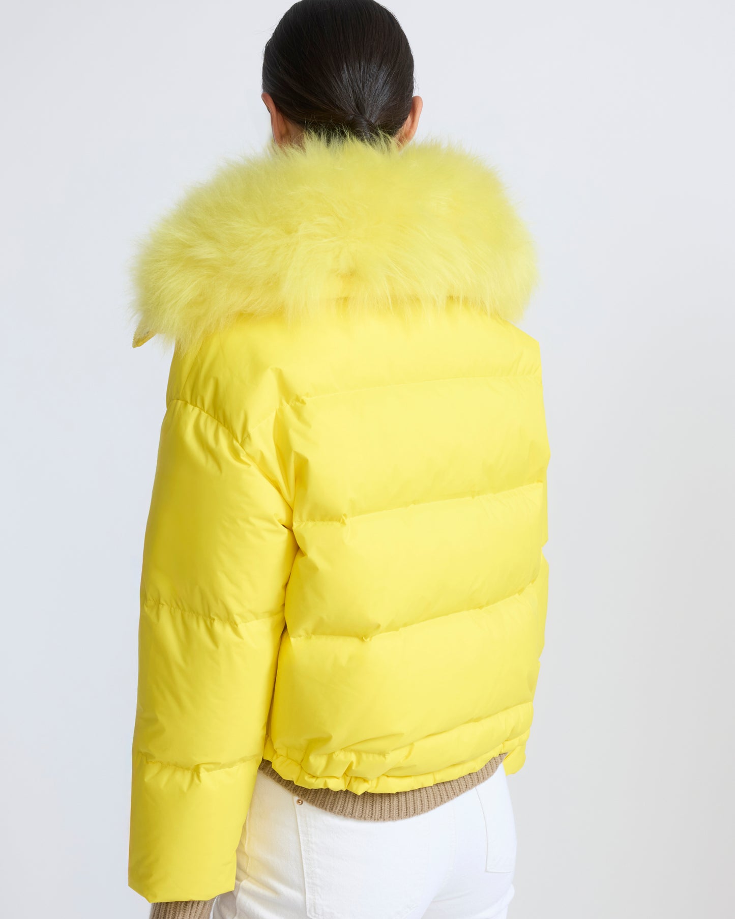 Doudoune courte en tissu technique imperméable avec col en agneau laine vaporeuse