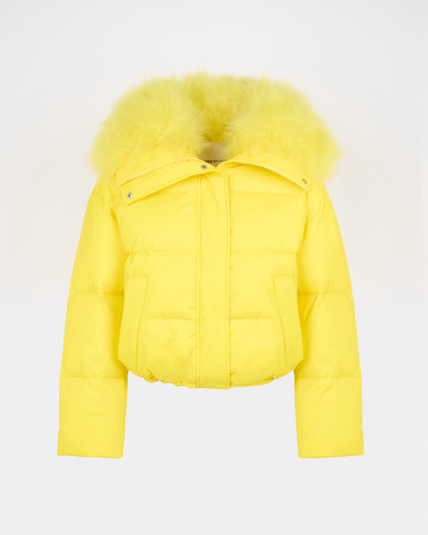 Doudoune courte en tissu technique imperméable avec col en agneau laine vaporeuse - Yves Salomon - Nouvelle collection Automne Hiver