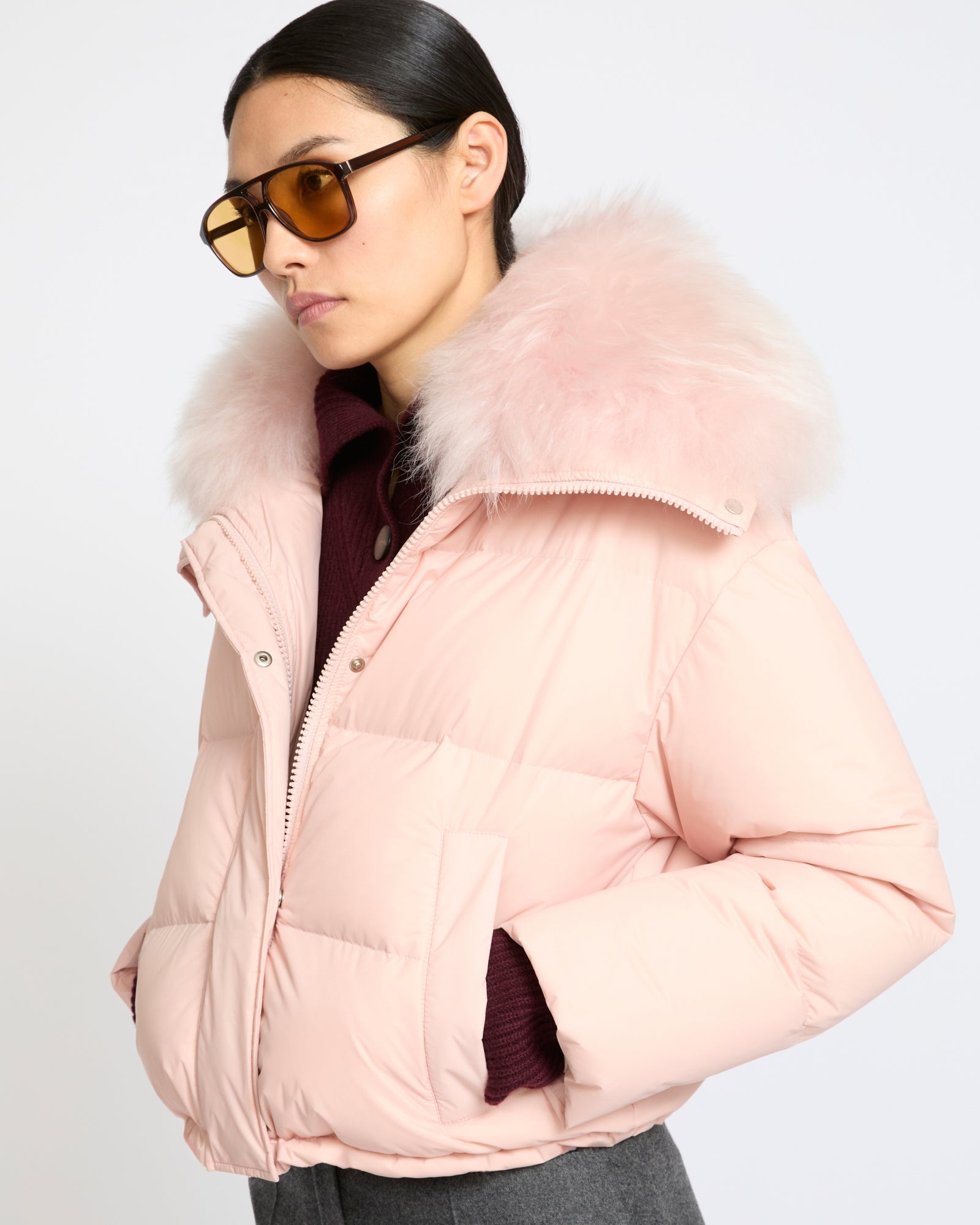 Doudoune courte en tissu technique imperméable avec col en agneau laine vaporeuse- Yves Salomon - Nouvelle collection Automne Hiver