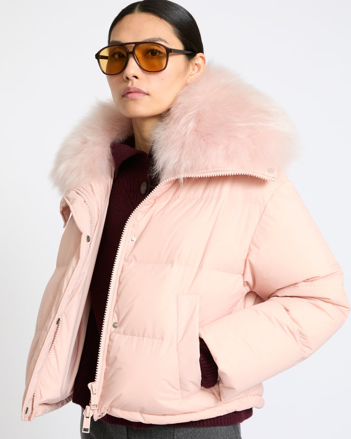 Doudoune courte en tissu technique imperméable avec col en agneau laine vaporeuse- Yves Salomon - Nouvelle collection Automne Hiver