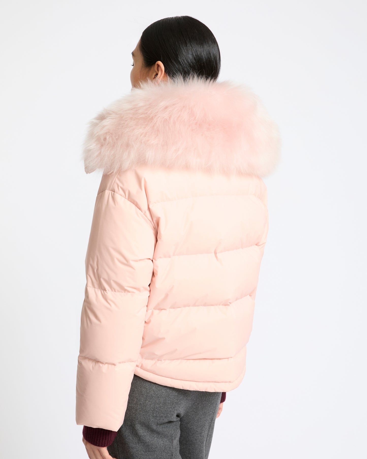 Doudoune courte en tissu technique imperméable avec col en agneau laine vaporeuse- Yves Salomon - Nouvelle collection Automne Hiver