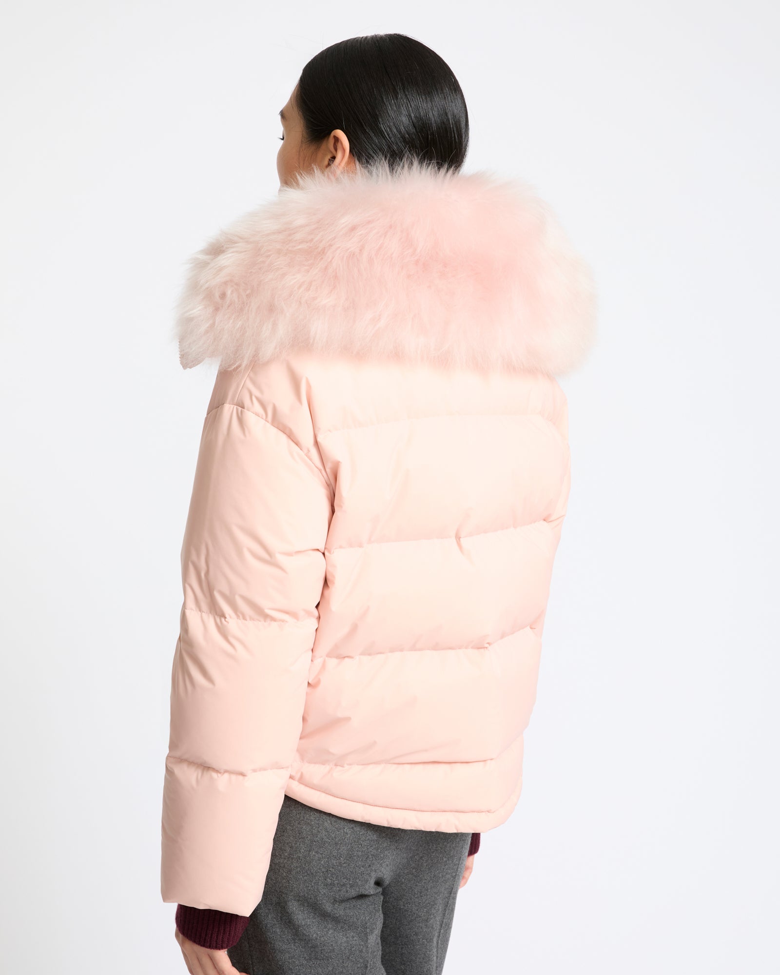 Doudoune courte en tissu technique imperméable avec col en agneau laine vaporeuse- Yves Salomon - Nouvelle collection Automne Hiver
