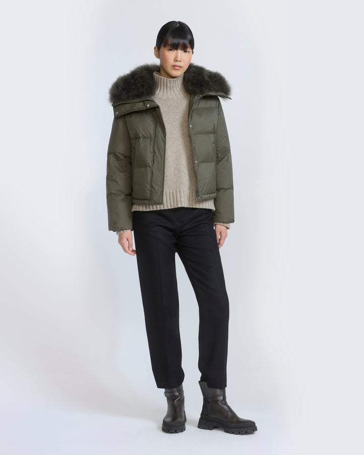 Doudoune courte en tissu technique imperméable avec col en agneau laine vaporeuse