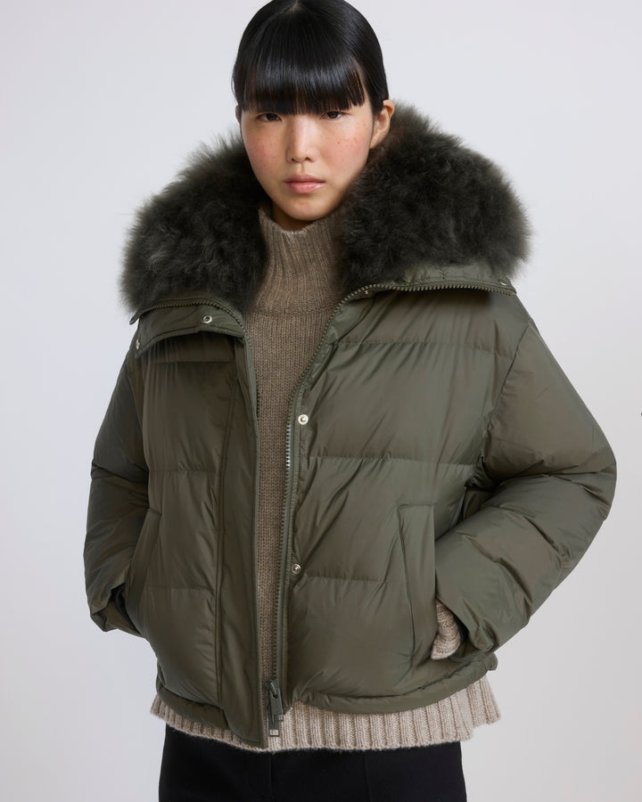 Doudoune courte en tissu technique imperméable avec col en agneau laine vaporeuse