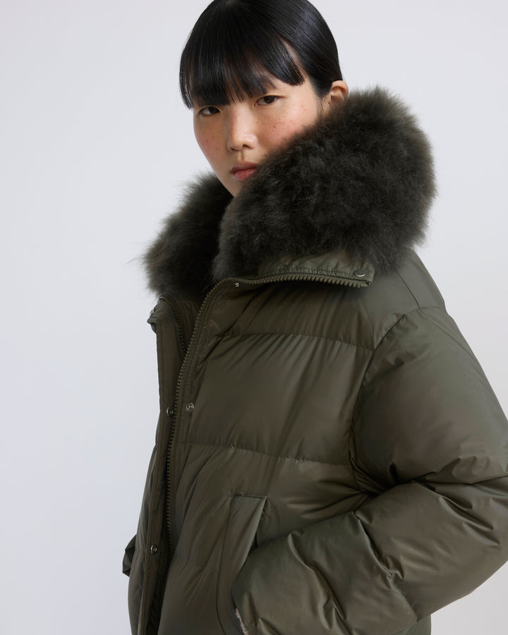 Doudoune courte en tissu technique imperméable avec col en agneau laine vaporeuse