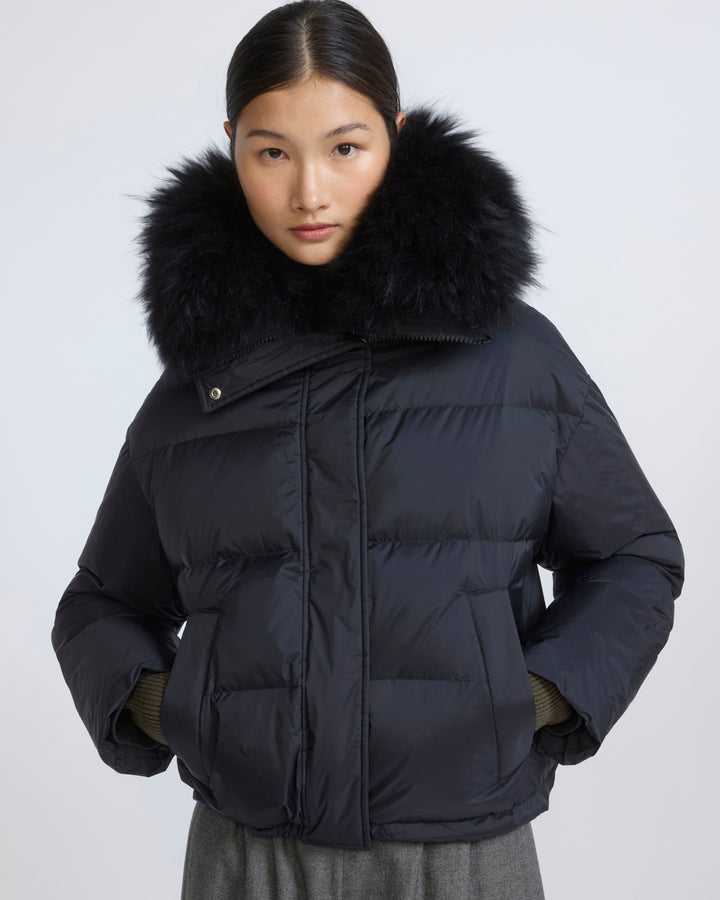 Doudoune courte en tissu technique imperméable avec col en agneau laine vaporeuse
