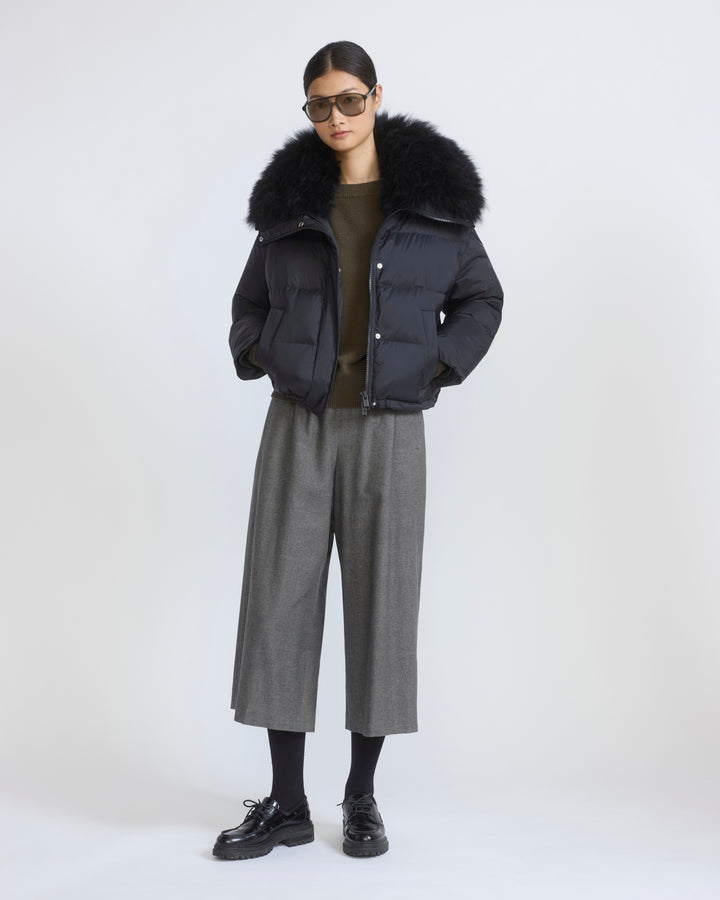 Doudoune courte en tissu technique imperméable avec col en agneau laine vaporeuse