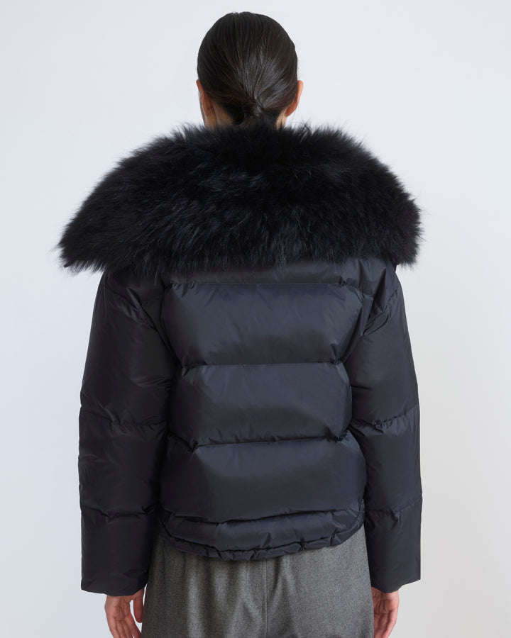 Doudoune courte en tissu technique imperméable avec col en agneau laine vaporeuse