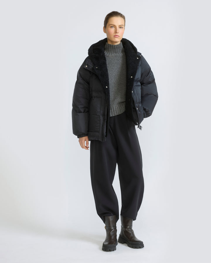 Doudoune courte en tissu technique imperméable avec plastron en peau lainée d'agneau