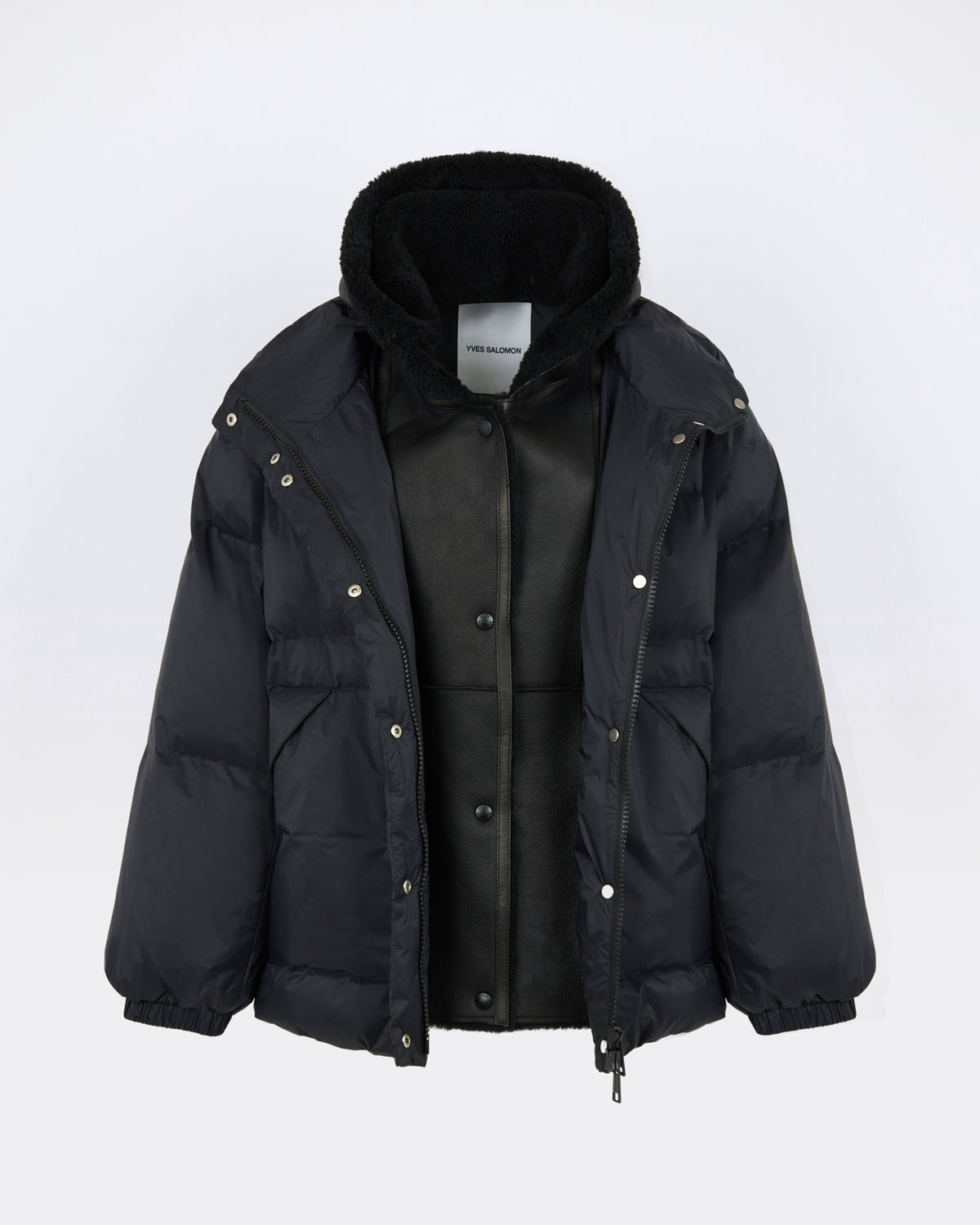 Doudoune courte en tissu technique imperméable avec plastron en peau lainée d'agneau - Yves Salomon - Nouvelle collection Automne Hiver