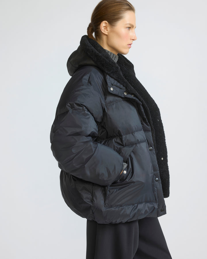 Doudoune courte en tissu technique imperméable avec plastron en peau lainée d'agneau