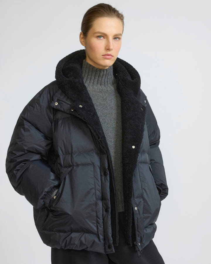 Doudoune courte en tissu technique imperméable avec plastron en peau lainée d'agneau