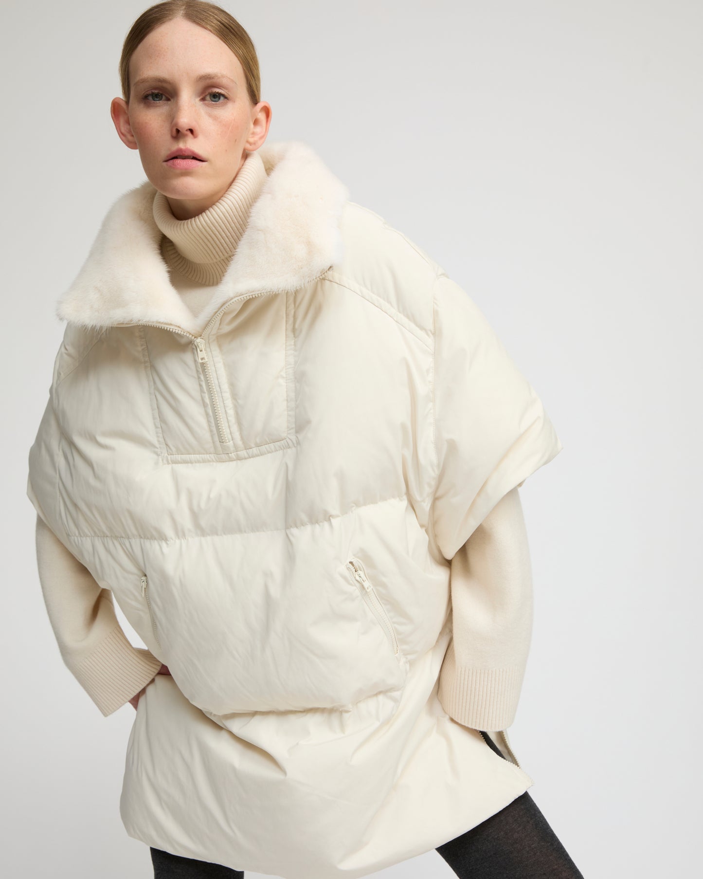Doudoune cape en tissu technique avec col montant et intérieur en fourrure de vison