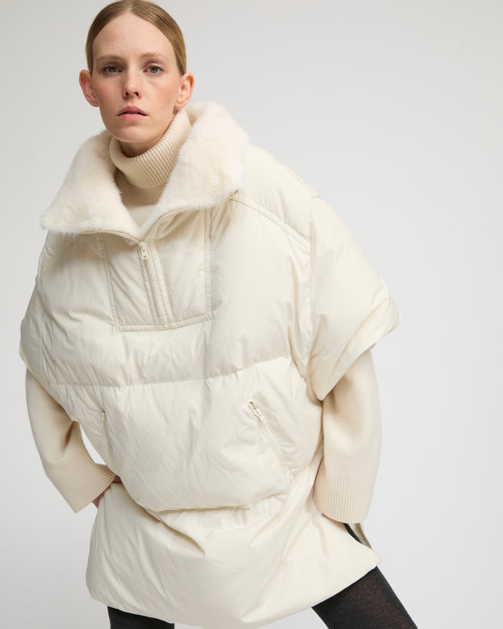 Doudoune cape en tissu technique avec col montant et intérieur en fourrure de vison