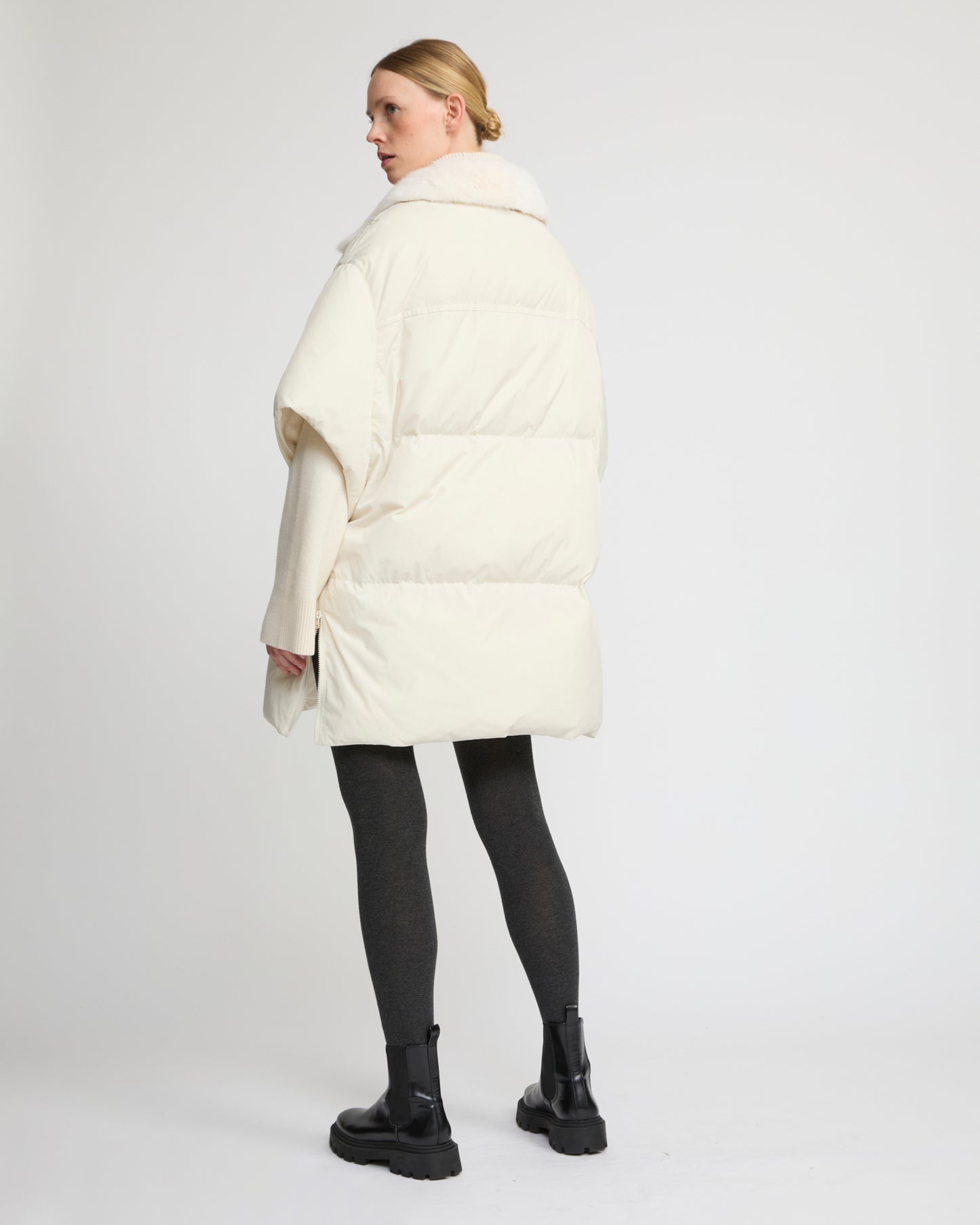 Doudoune cape en tissu technique avec col montant et intérieur en fourrure de vison
