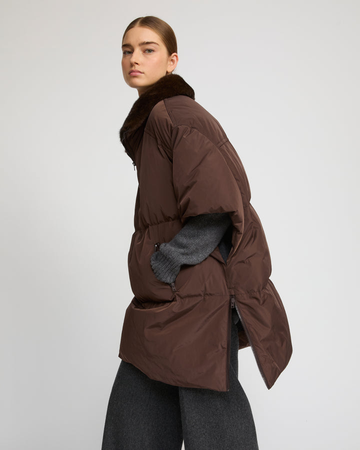 Doudoune cape en tissu technique avec col montant et intérieur en fourrure de vison