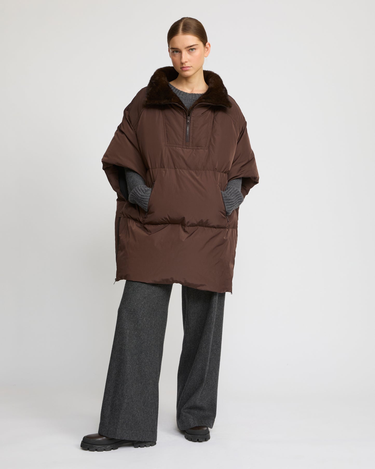 Doudoune cape en tissu technique avec col montant et intérieur en fourrure de vison