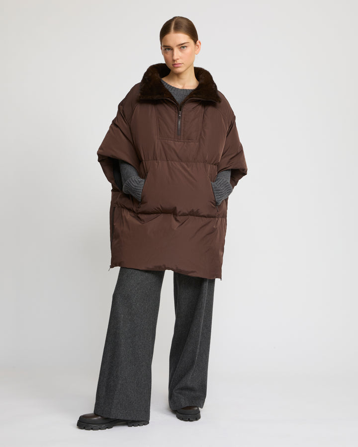 Doudoune cape en tissu technique avec col montant et intérieur en fourrure de vison