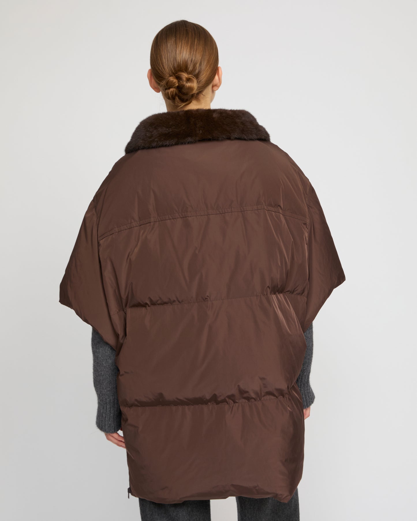 Doudoune cape en tissu technique avec col montant et intérieur en fourrure de vison