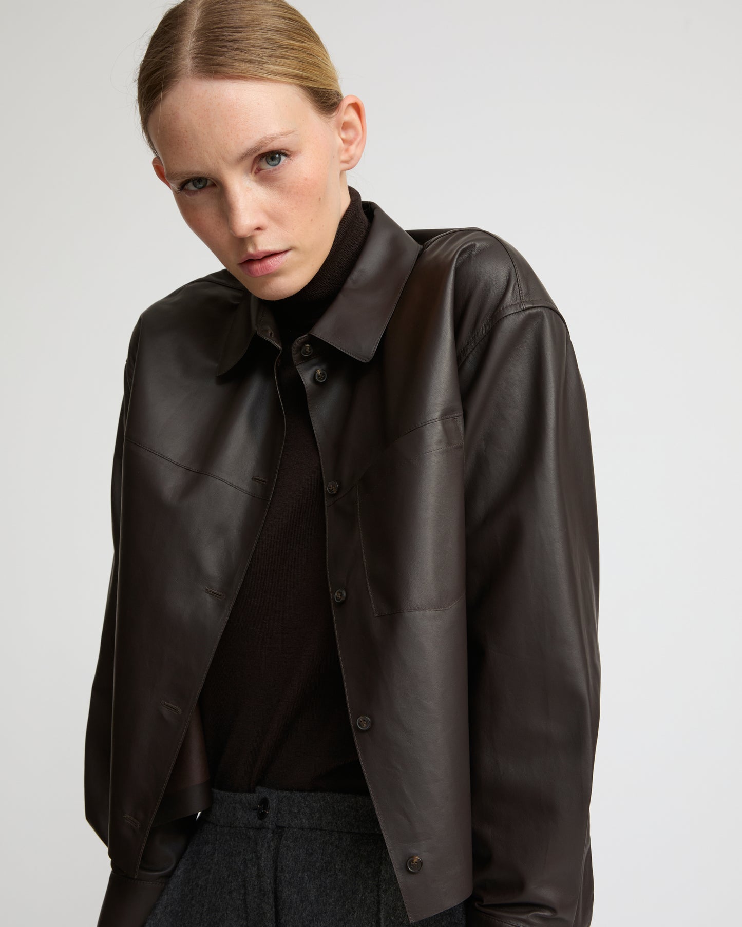Chemise croppée en cuir d'agneau fin